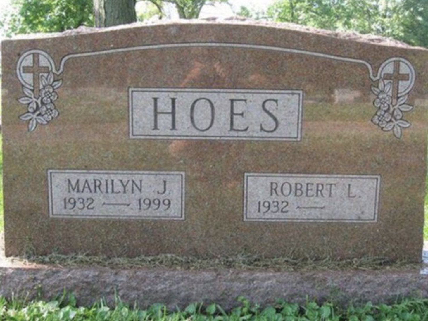 names on tombstones - Hoes Marilyn J 1932 1999 Robert L 1932